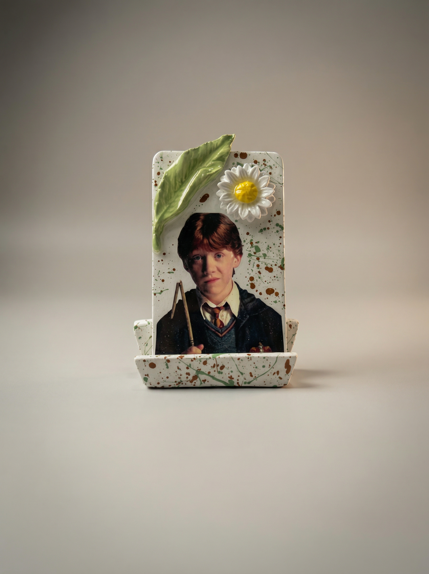 Flower and leaf photo stand with magnet