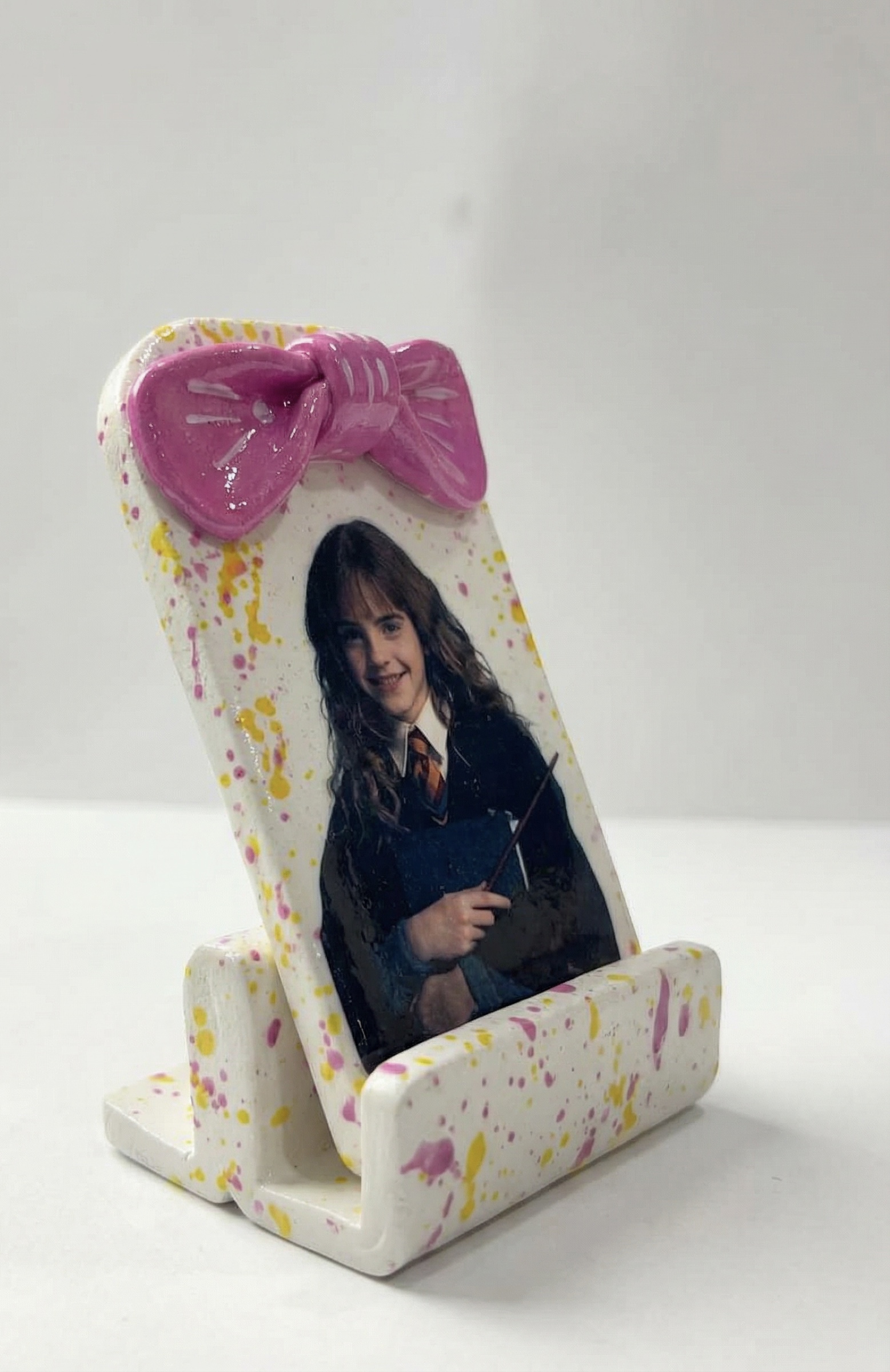 Pow photo stand with magnet